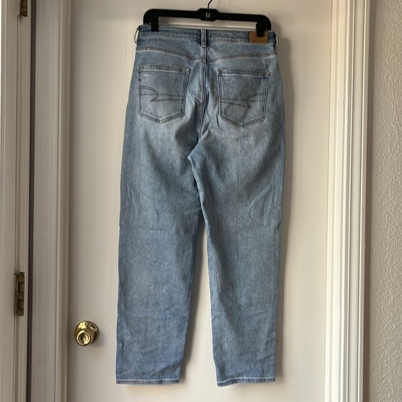 American Eagle Mom Straight Jean Light Wash - Picture 3 of 8
